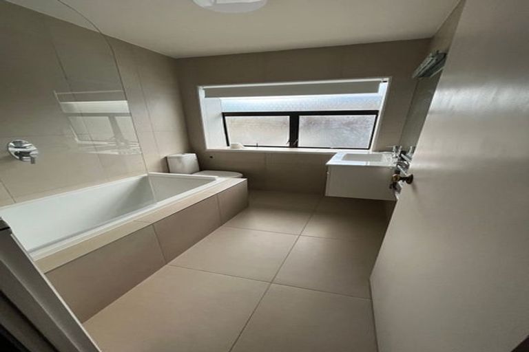 Photo of property in 1/179 Wiseley Road, West Harbour, Auckland, 0618