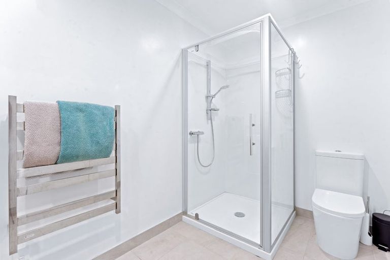 Photo of property in 11f Clearwater Cove, West Harbour, Auckland, 0618