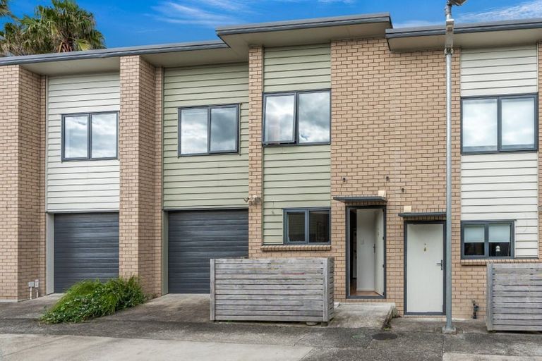 Photo of property in 4 Pangu Way, Mangere, Auckland, 2022