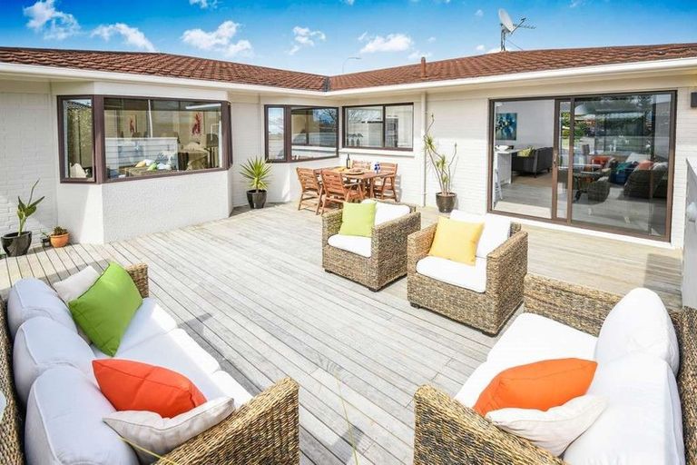 Photo of property in 72 Highland Park Drive, Highland Park, Auckland, 2010