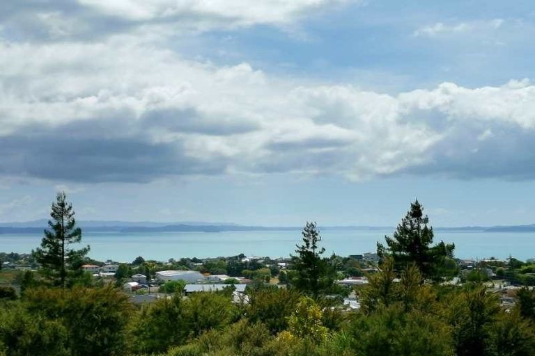 Photo of property in 125 Wade River Road, Stanmore Bay, Whangaparaoa, 0932