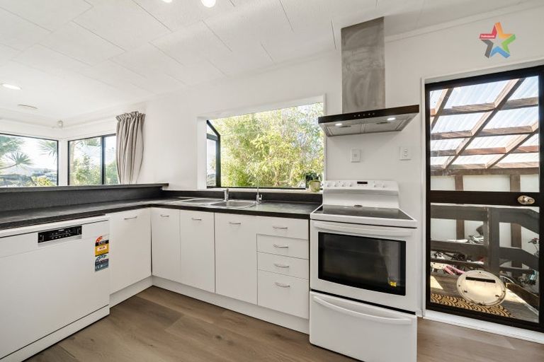 Photo of property in 21 Jasmine Grove, Maungaraki, Lower Hutt, 5010