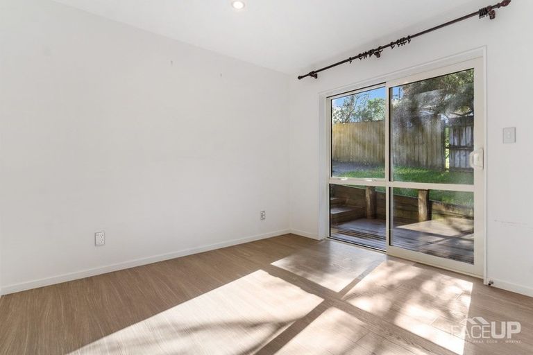 Photo of property in 4 Worthington Place, West Harbour, Auckland, 0618