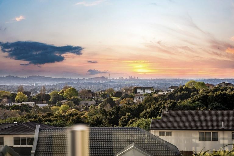 Photo of property in 1a Lobelia Rise, Goodwood Heights, Auckland, 2105