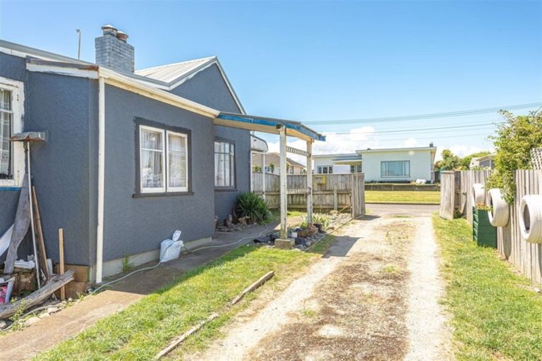 Photo of property in 35 Egmont Street, Castlecliff, Whanganui, 4501
