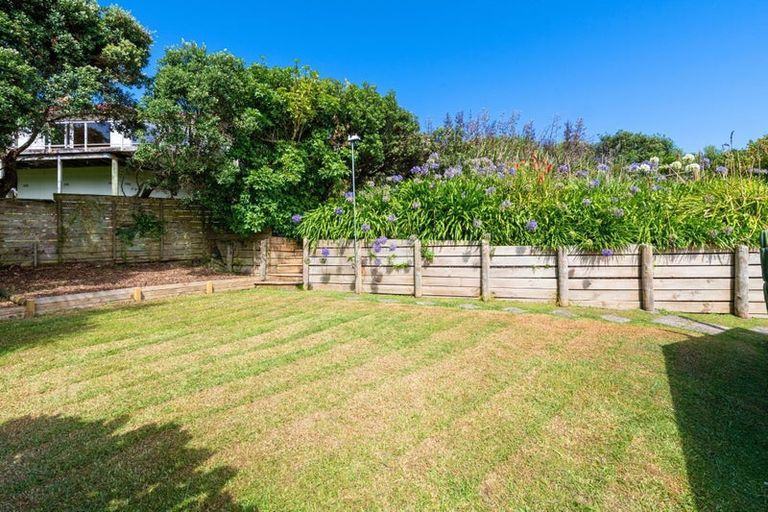 Photo of property in 10 Chelverton Terrace, Red Beach, 0932