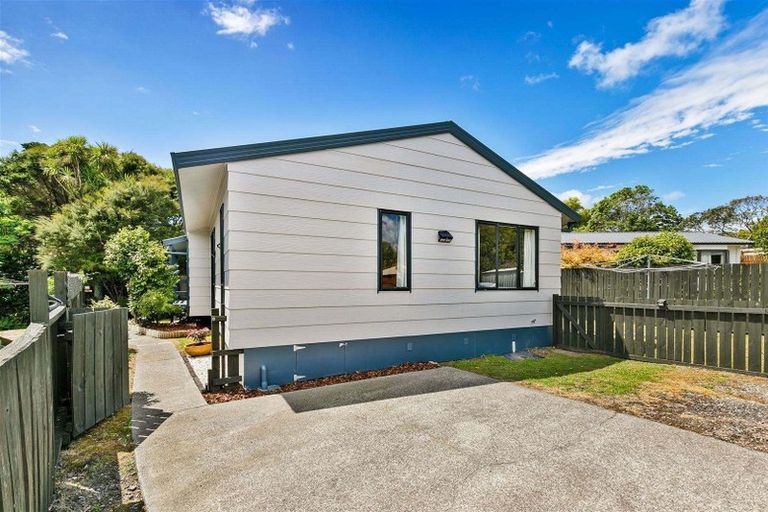 Photo of property in 77 Meadowvale Rise, Titirangi, Auckland, 0604