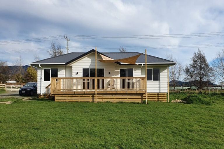 Photo of property in 275 Tararua Road, Levin, 5571