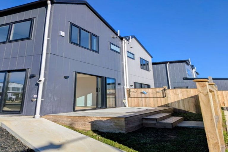 Photo of property in 18 Waimarie Drive, Karaka, 2578