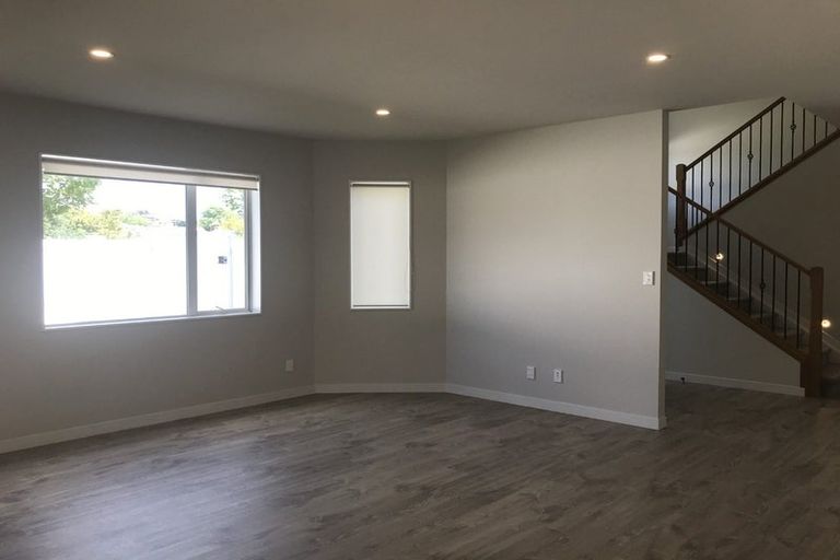 Photo of property in 1a Harrowglen Drive, Northcross, Auckland, 0632