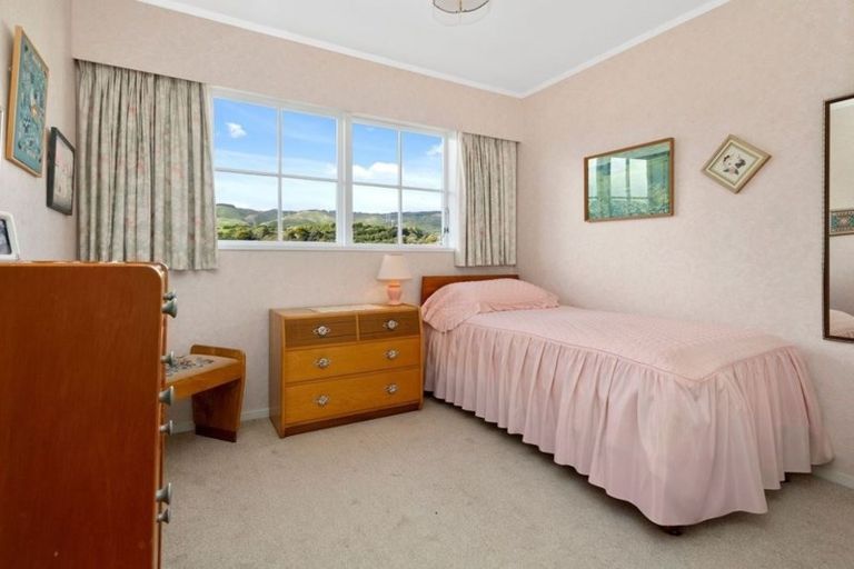 Photo of property in 11 Mckeefry Grove, Tawa, Wellington, 5028