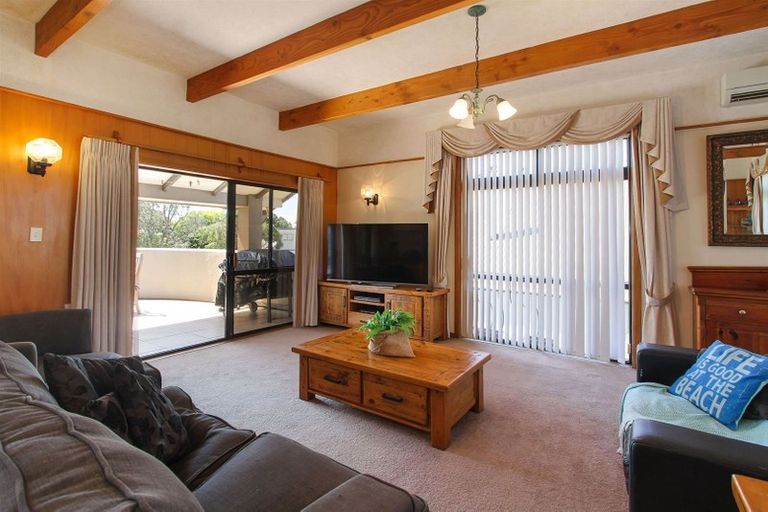 Photo of property in 1 Millen Place, Clarks Beach, 2122