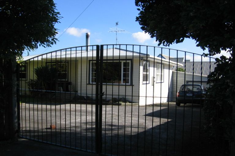 Photo of property in 2/464 East Coast Road, Windsor Park, Auckland, 0630