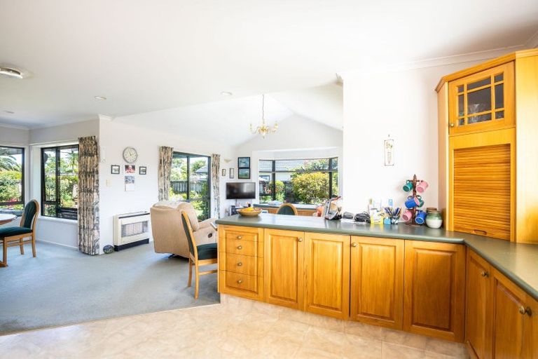 Photo of property in 16 Kinross Drive, Merrilands, New Plymouth, 4312