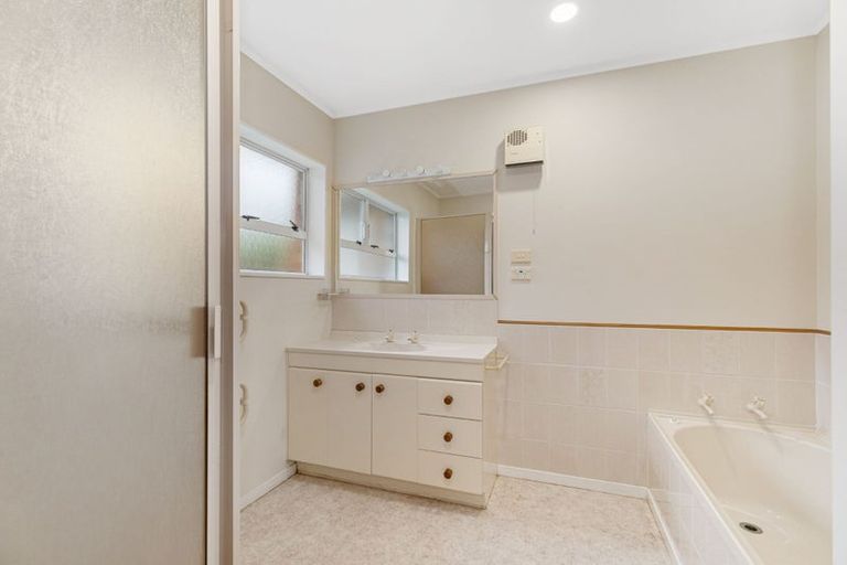 Photo of property in 33a Kirby Street, Glendene, Auckland, 0602