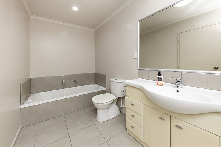 Photo of property in 30 Willow Camp Road, Takanini, 2112