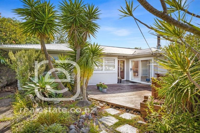 Photo of property in 42 Gordon Avenue, Milford, Auckland, 0620