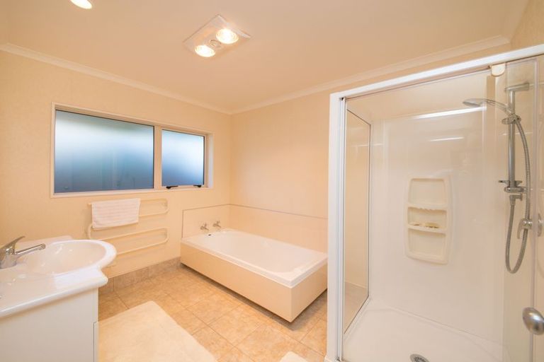 Photo of property in 158 Ruapehu Drive, Fitzherbert, Palmerston North, 4410