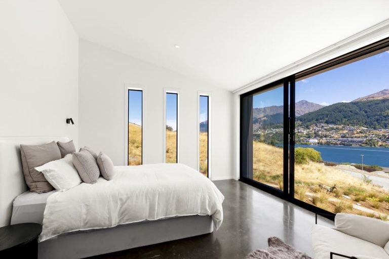 Photo of property in 8 Spring Hill Road, Kelvin Heights, Queenstown, 9300