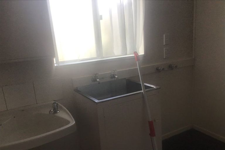 Photo of property in 27a-b Cheyne Walk, Newlands, Wellington, 6037