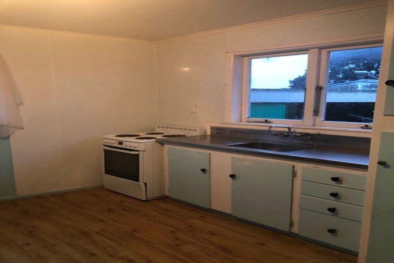 Photo of property in 47 Yeovil Road, Te Atatu Peninsula, Auckland, 0610