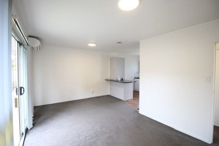 Photo of property in 2/587 Glenfield Road, Totara Vale, Auckland, 0629