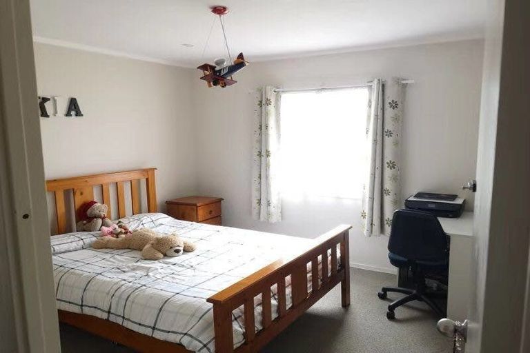 Photo of property in 93 Totaravale Drive, Totara Vale, Auckland, 0629