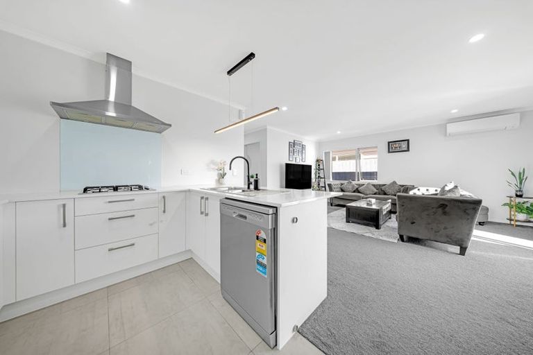 Photo of property in 14 Whareatua Avenue, Takanini, 2112