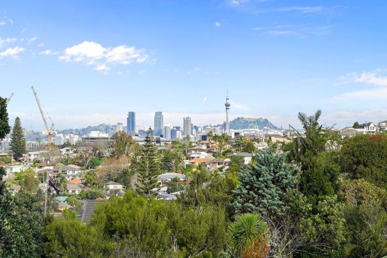 Photo of property in 16 Knightsbridge Drive, Forrest Hill, Auckland, 0620