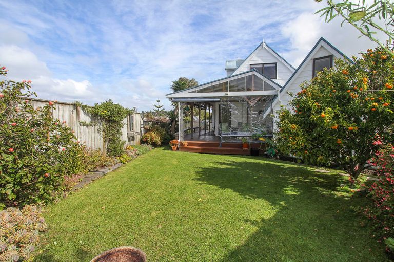 Photo of property in 2/28 Fairdale Place, Birkdale, Auckland, 0626