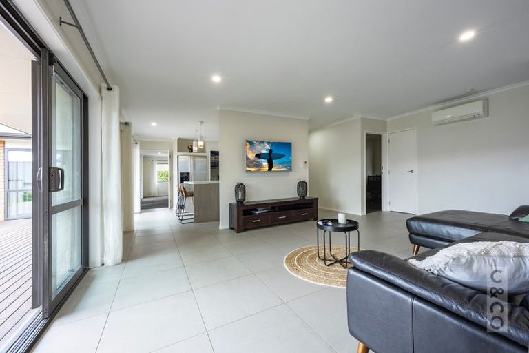 Photo of property in 42 Gilbransen Road, Kumeu, 0810