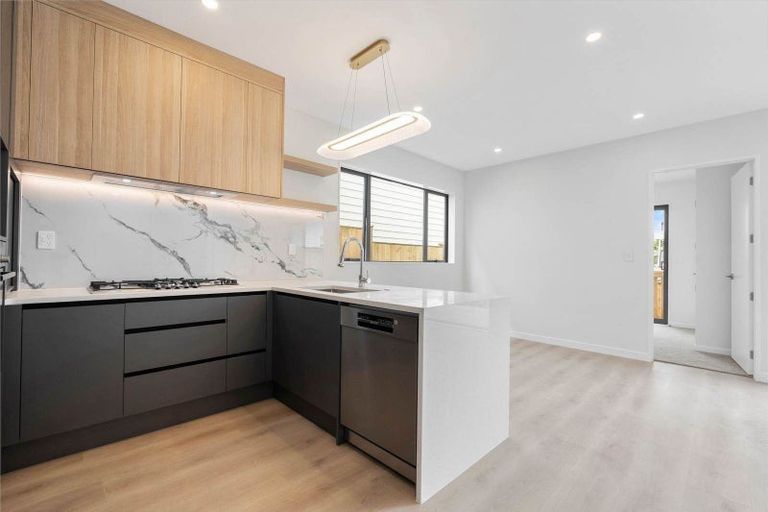 Photo of property in 16c Madison Place, Forrest Hill, Auckland, 0620