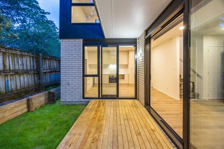 Photo of property in 38a Cascades Road, Pakuranga Heights, Auckland, 2010