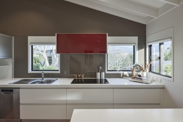 Photo of property in 2/24 Colonial Road, Birkenhead, Auckland, 0626