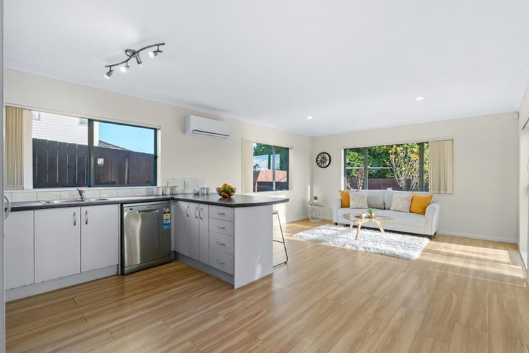 Photo of property in 9 Staten Place, Mangere, Auckland, 2022