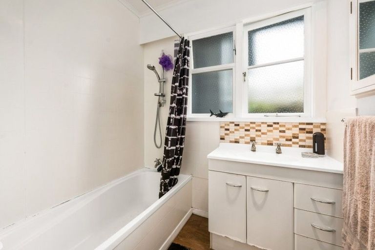 Photo of property in 20 Corlett Street, Utuhina, Rotorua, 3015