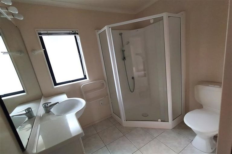 Photo of property in 11 Woodridge Avenue, Northcross, Auckland, 0630