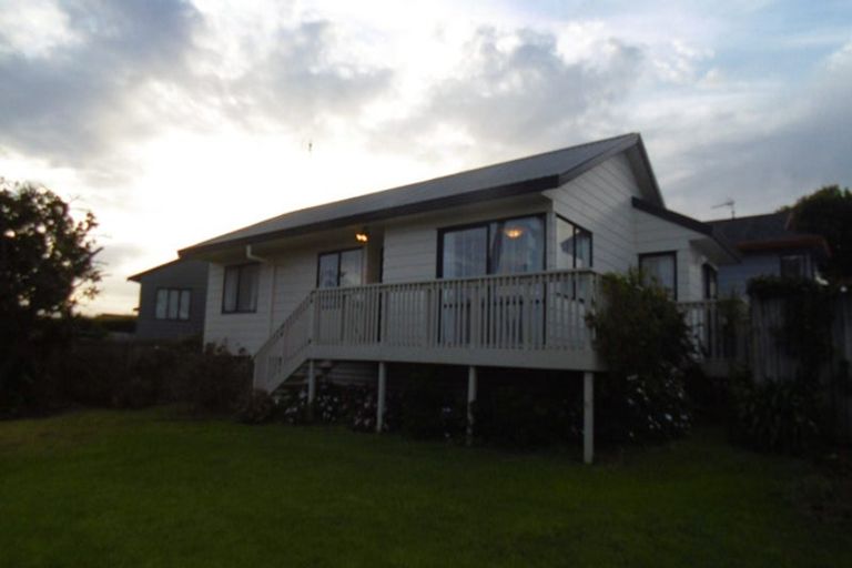 Photo of property in 2/13 Coubray Place, Botany Downs, Auckland, 2010