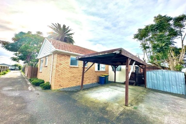 Photo of property in 60a Waimumu Road, Massey, Auckland, 0614