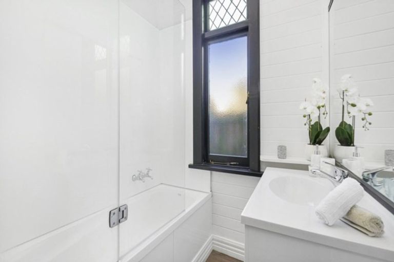 Photo of property in 35 Woodville Street, Edgeware, Christchurch, 8013