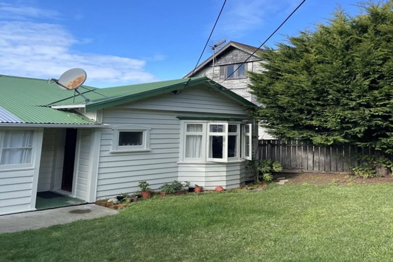 Photo of property in 211 Sutherland Road, Lyall Bay, Wellington, 6022