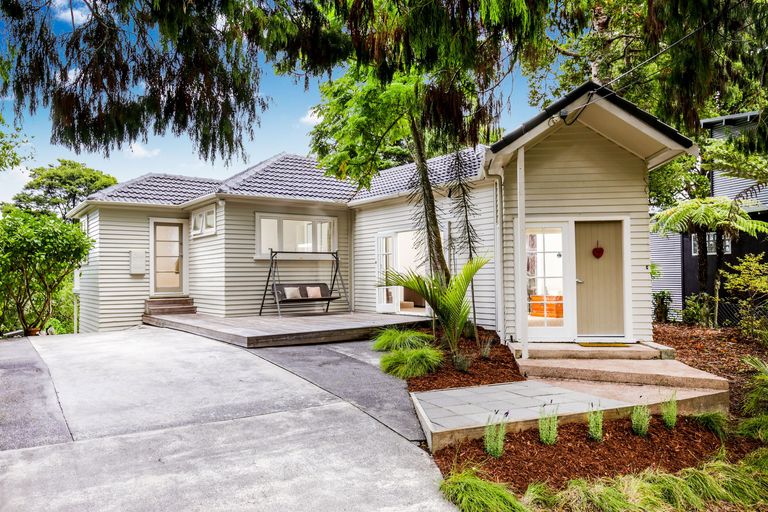 Photo of property in 54 Hollywood Avenue, Titirangi, Auckland, 0604