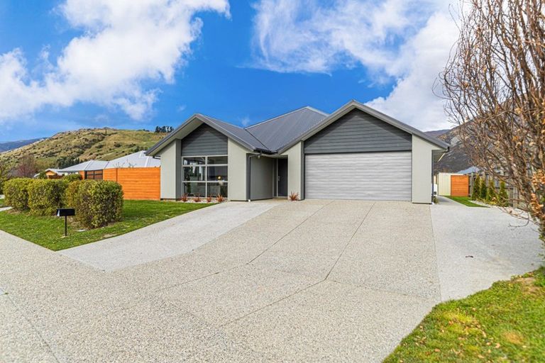 Photo of property in 4 Cone Peak Close, Lake Hayes, Queenstown, 9304