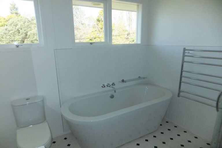 Photo of property in 46 Deuxberry Avenue, Northcote, Auckland, 0627