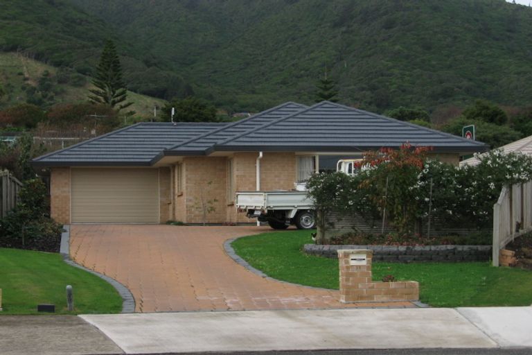 Photo of property in 17 Balmerino Grove, Waikanae, 5036