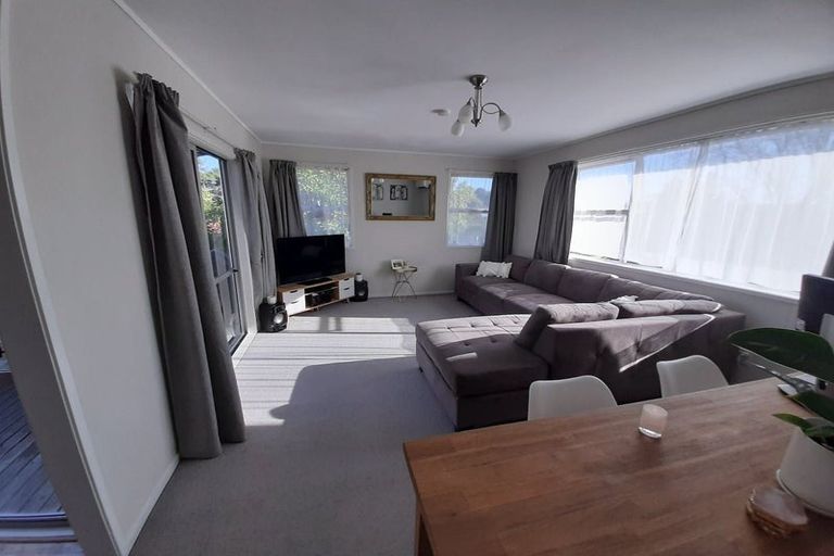 Photo of property in 15 Hewlett Road, Massey, Auckland, 0614