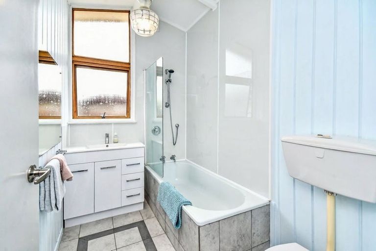 Photo of property in 8 Booker Place, Weymouth, Auckland, 2103