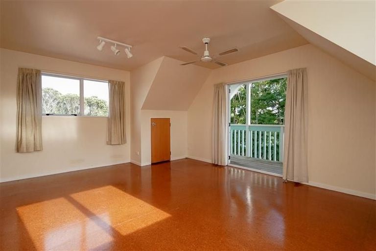 Photo of property in 1/1 Moana Avenue, Bayswater, Auckland, 0622