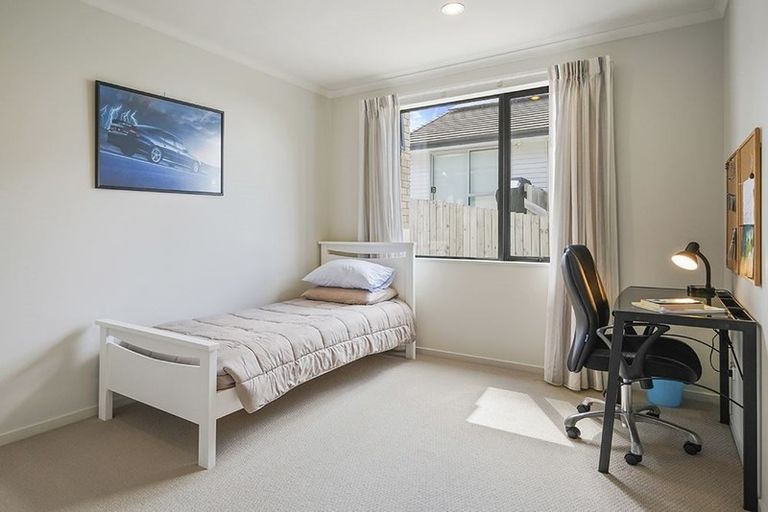 Photo of property in 102 Lake Panorama Drive, Henderson Valley, Auckland, 0612