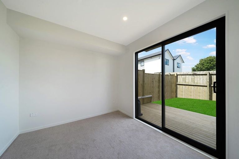 Photo of property in 4/107 Hobsonville Road, West Harbour, Auckland, 0618